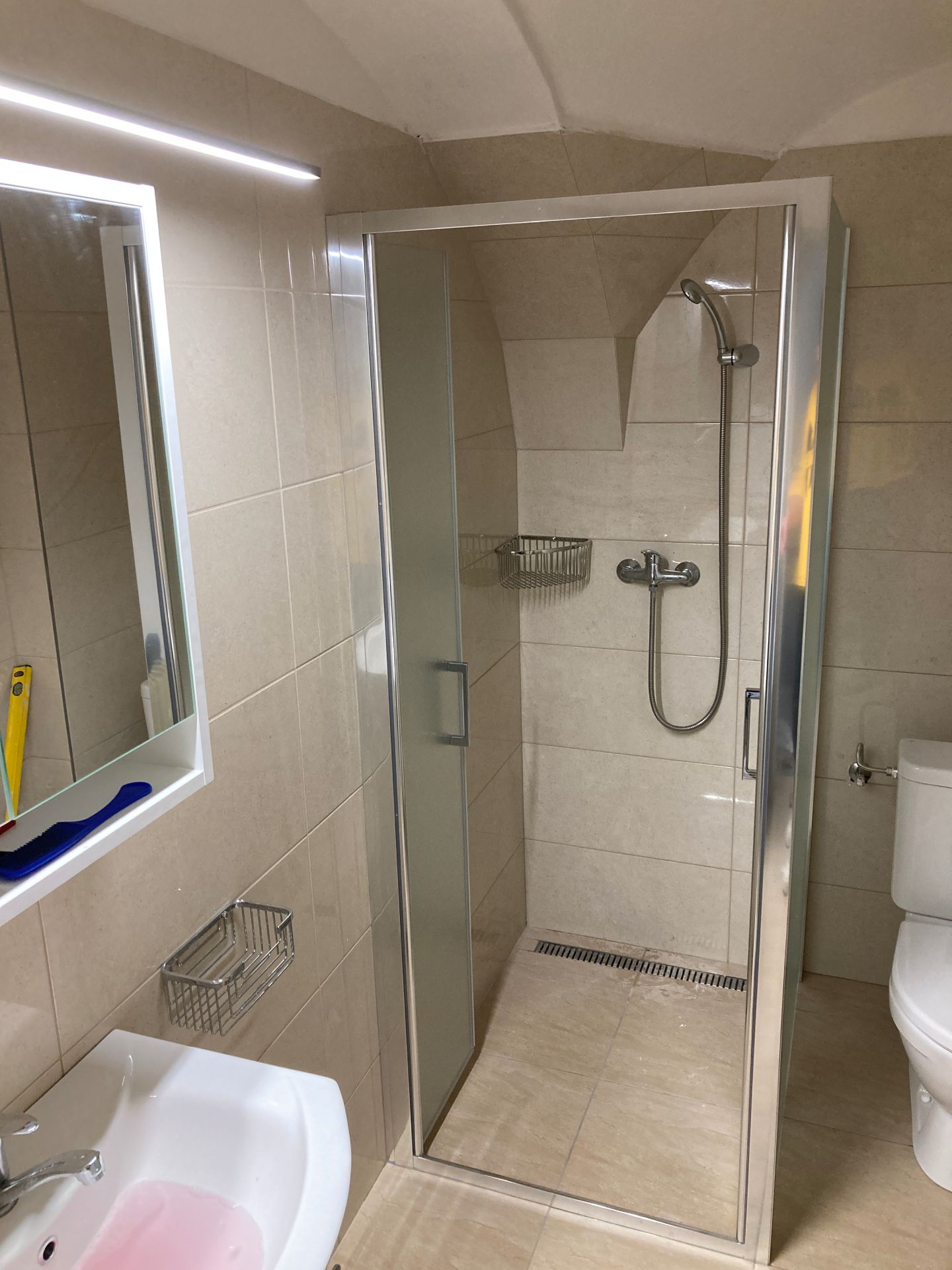 Hotová koupelna – sprchový kout, umyvadlo, WC